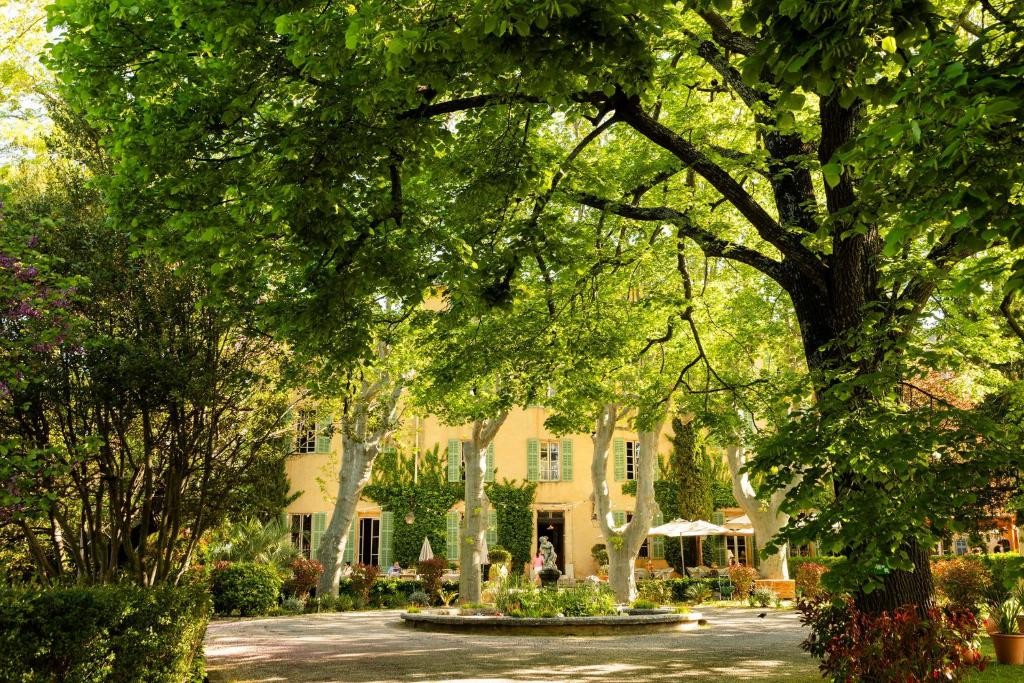 The estate under plane trees